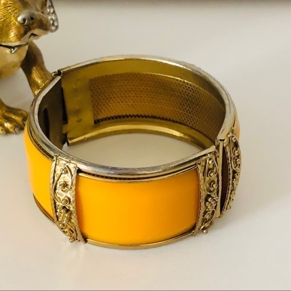 Vtg Gold Filagree Enamel Hinge Bracelet - Picture 2 of 3